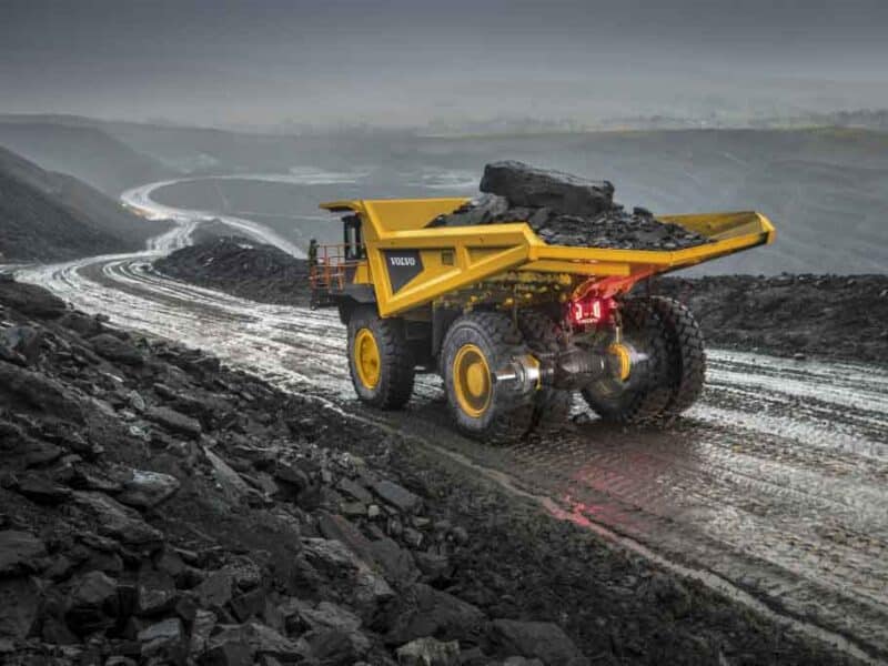 Rain or shine, know no limits with the Volvo R100E, the only rigid hauler on the market that offers a transmission retarder as standard. The proven feature provides excellent safe machine control in all downhill conditions, making it the ideal machine for all your mining and quarrying applications.